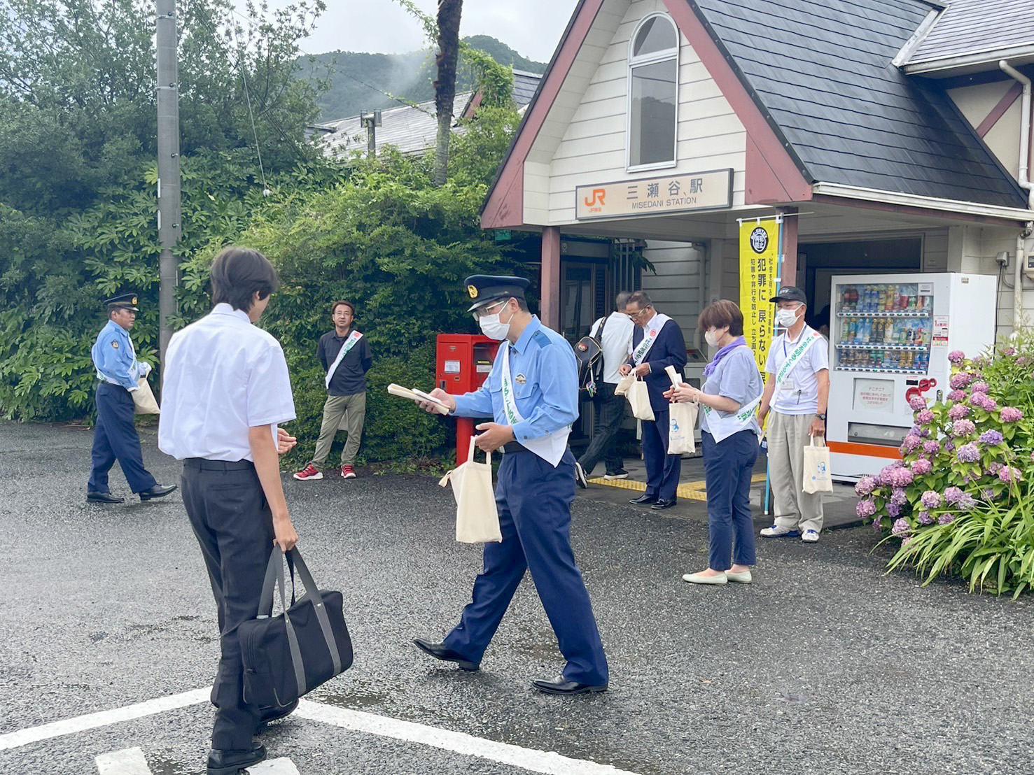 三瀬谷駅での駅頭啓発の様子